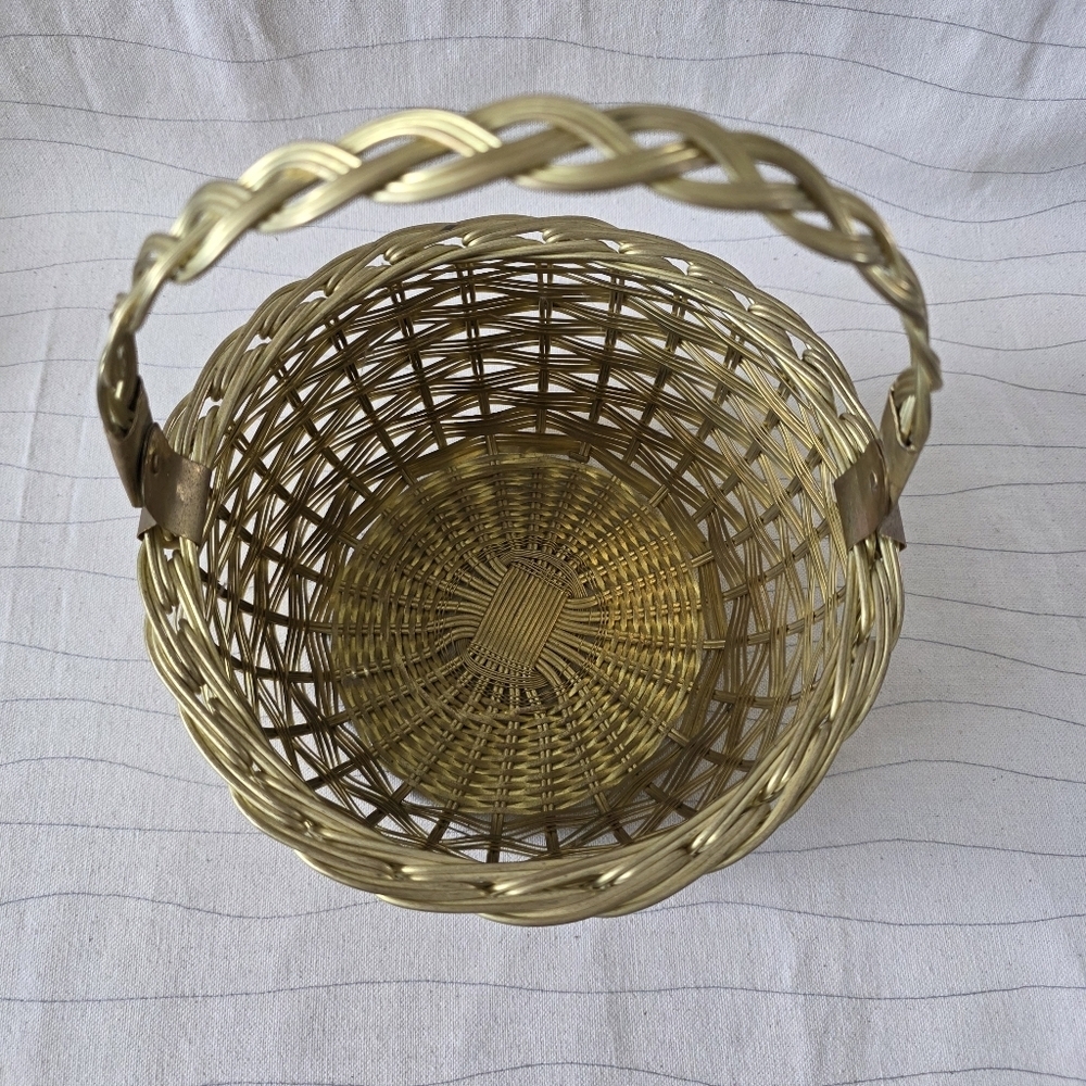 Vintage Brass Woven Metal Basket Decor Metal Moveable Handle 9"x8"x8" Heavy - Picture 2 of 7